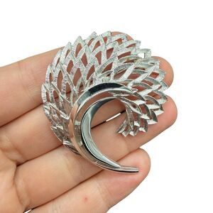 Vintage-1960s Stylized Leaf Brooch Silver Tone